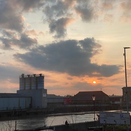Spacious One Bedroom Flat With River View, 1E Great Yarmouth Bagian luar foto