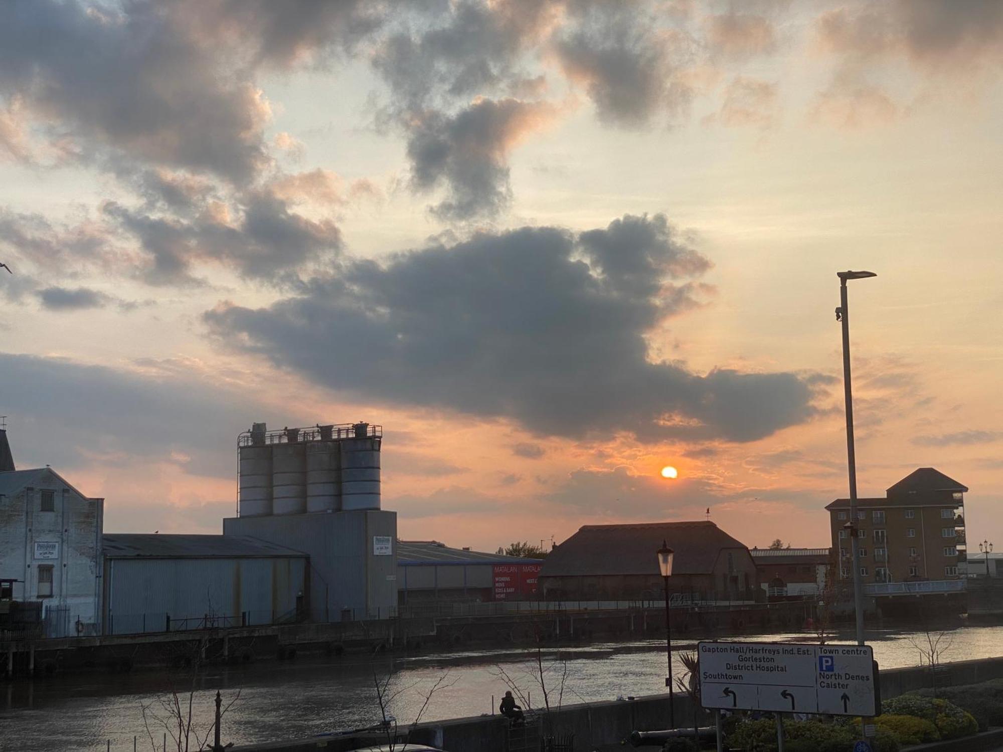 Spacious One Bedroom Flat With River View, 1E Great Yarmouth Bagian luar foto